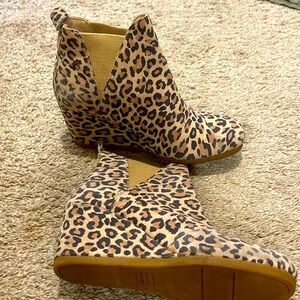 Tom’s cheetah print heels